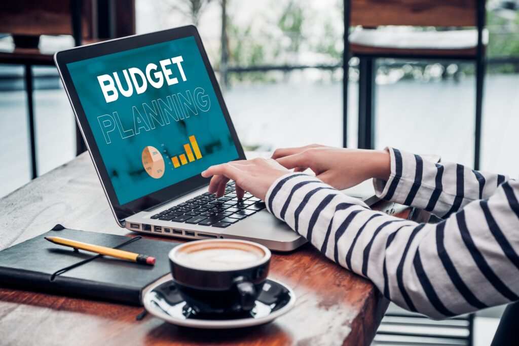 Primo piano della pianificazione del budget dell'influencer per la pubblicità sui media online al bar-ristorante