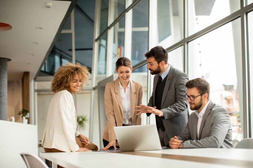 Gruppo di persone d'affari multietniche che lavorano insieme in ufficio